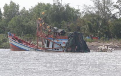 Va chạm trên sông Gành Hào, ghe chở cát 17 tấn bị chìm