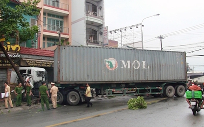 Xe container tông liên hoàn ở cửa ngõ Sài Gòn, bé trai tử vong