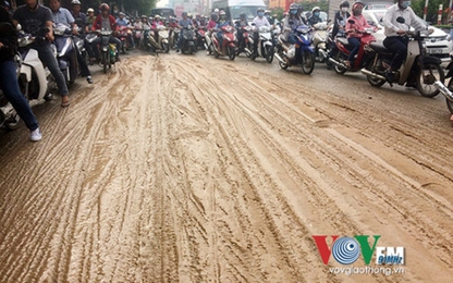 Đường ngập trong bùn chỉ sau 1 đêm, hàng chục xe máy trượt ngã