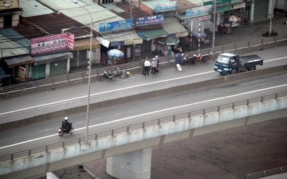 Người đi xe máy bị ôtô húc văng khỏi cầu vượt