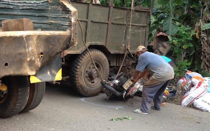 Lật xe máy cày, hàng chục bao phân bón đè chết 2 mẹ con