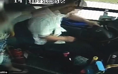 Không được dừng theo ý muốn, nam hành khách đánh đập tài xế xe buýt