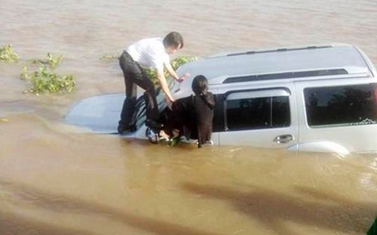 Ôtô tông chết nhân viên bến phà rồi lao xuống sông Vàm Nao