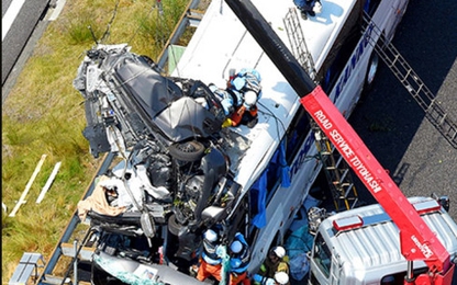 Clip ô tô "bay" trúng xe buýt khiến 46 người thương vong tại Nhật Bản