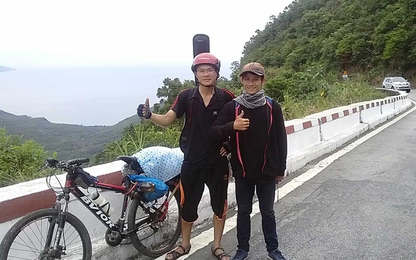 Chàng trai đạp xe 1.000 km để báo tin đỗ đại học trước mộ bố