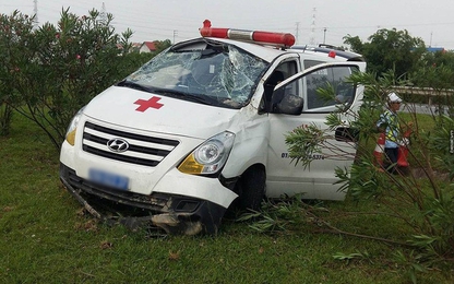 Xe cứu thương gặp nạn trên cao tốc Hà Nội-Thái Nguyên, 3 người bị thương