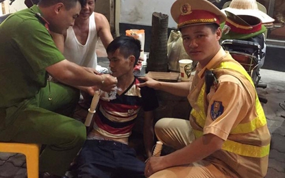 Hà Nội: CSGT cứu nam thanh niên bị lừa bán sang Trung Quốc