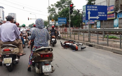 Hà Nội: Va chạm với ôtô, hai thanh niên văng xuống đường nguy kịch