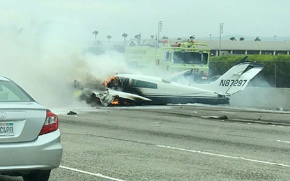 Máy bay rơi xuống xa lộ, quệt vào ô tô và bốc cháy dữ dội