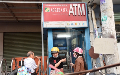 Nhiều chủ thẻ ATM bị rút sạch tiền lúc nửa đêm