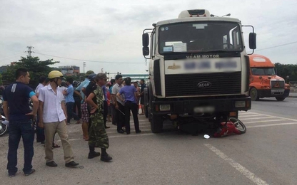 Đưa con đi khám, 2 mẹ con giáo viên bị xe tải cán tử vong