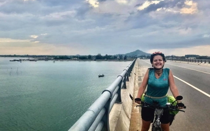 Cần một nghĩa cử đẹp với cô gái nước ngoài đạp xe xuyên Việt