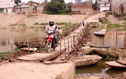 Phát triển giao thông nông thôn ở Hà Nội: Những cây cầu chờ 'giải cứu'
