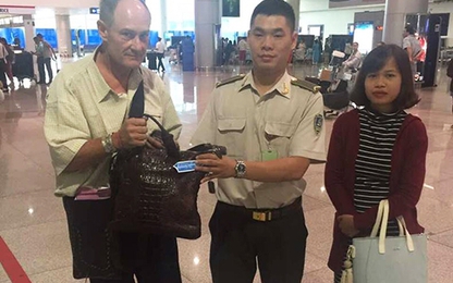 Khách nước ngoài bỏ quên 17.000 USD ở Tân Sơn Nhất