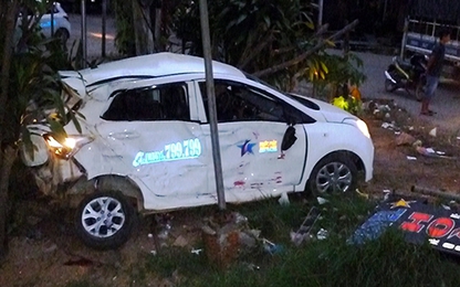 Taxi bị hất văng 20 m sau cú tông, tài xế tử vong
