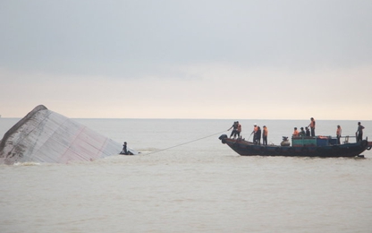Trục vớt tàu chìm ở Nghệ An: Lo nhất 10.000 lít dầu tràn ra