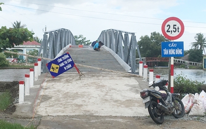 Lãnh đạo xã bỏ biển cấm qua cầu, cho ôtô chở vật tư vào nhà