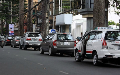 Thu phí đỗ ôtô dưới lòng đường Sài Gòn qua điện thoại