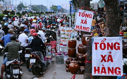 Hàng quán quanh Tân Sơn Nhất ồ ạt thanh lý khiến giao thông hỗn loạn