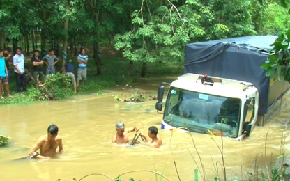 Ôtô bị nước cuốn trôi khi vượt đập tràn, 9 người may mắn thoát chết