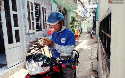 Thầy giáo đơn thân chạy xe ôm nuôi 2 cô con gái ăn học