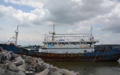 Tìm chủ 'con tàu ma' trôi trên biển Bình Thuận