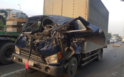 TP. HCM: Húc vào đuôi xe tải, tài xế mắc kẹt tử vong trong cabin