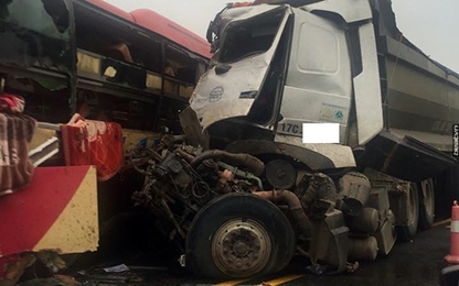 Xe giường nằm đâm ôtô tải trên cao tốc Lào Cai, tám người nhập viện