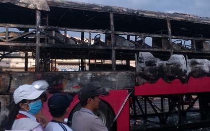 30 hành khách thoát nạn trên xe giường nằm cháy rụi