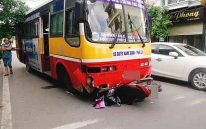 Nam Định: Nữ hộ sinh bị xe buýt cuốn vào gầm tử vong