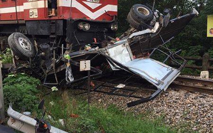 Hà Nội: Xe tải băng qua đường sắt bị tàu hỏa tông nát vụn