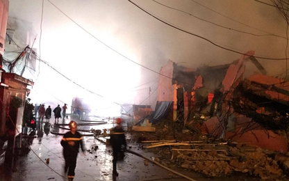 Hà Nội: Cháy cực lớn ở siêu thị trên đường Giải Phóng trong đêm mưa