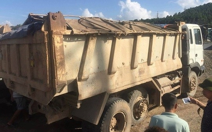 Quảng Ninh: Xe chở đất nổ tung lốp, nhiều người may mắn thoát nạn
