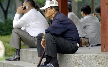 Người già Hàn Quốc còng lưng giao hàng sống qua ngày