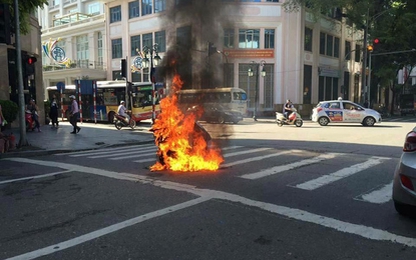 Hà Nội: Đang đi trên đường, xe máy Attila bất ngờ bốc cháy dữ dội
