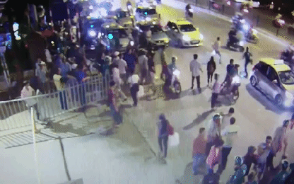 Clip:Tài xế taxi, GrabBike cầm dao và mã tấu đuổi chém nhau ở Hà Nội