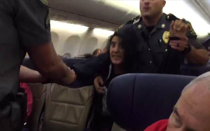 Người phụ nữ bị lôi ra khỏi máy bay vì... dị ứng với chó