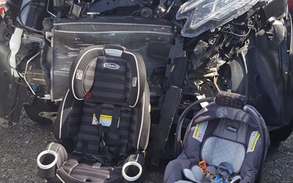 Xe bị đâm bẹp dúm, 2 em bé an toàn nhờ hành động của mẹ