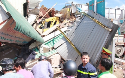 Kinh hoàng xe tải chở dăm tông sập bốn căn nhà bên đường