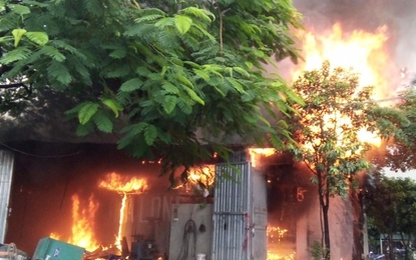Hà Nội: Cháy lớn tại gara ô tô khiến nhiều người hoảng sợ