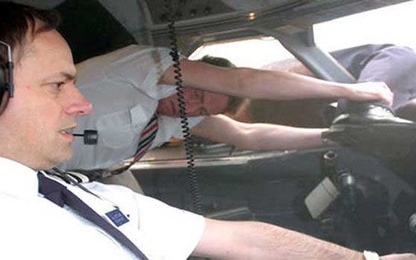 Khoảnh khắc phi công bị hút khỏi cửa sổ máy bay