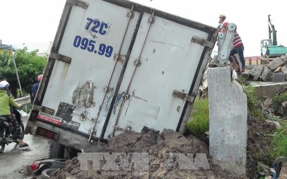 Bạc Liêu: Xe tải tuột dốc cầu làm 4 người thương vong