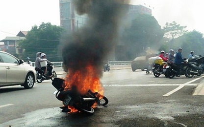 Người phụ nữ ôm đứa trẻ bỏ chạy khi xe máy cháy giữa đường