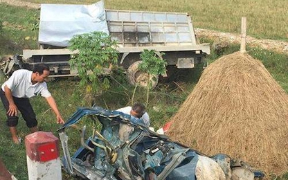 Ôtô khách tông trực diện khiến tài xế xe tải tử vong