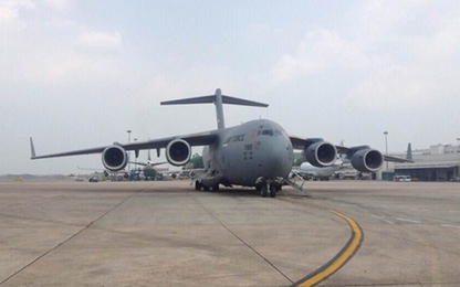Máy bay vận tải chở hàng hóa của đoàn Tổng thống Trump đến Hà Nội