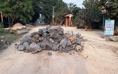 Người dân đổ đất đá ngăn xe quá tải làm hỏng đường