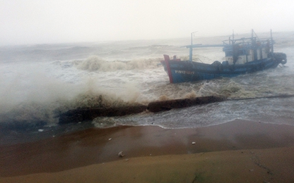 Huy động cứu hộ tìm 11 người trên tàu đắm trong bão Damrey