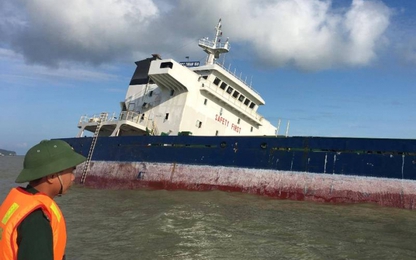 Chìm tàu trong bão 10 người chết, cảng Quy Nhơn 'tê liệt'