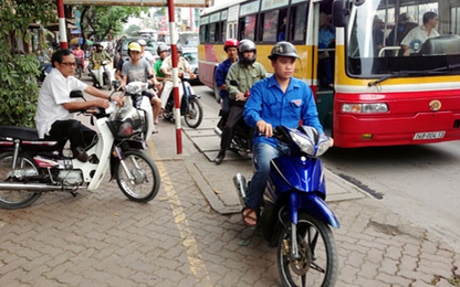 Mức phạt vi phạm giao thông đi xe máy lên vỉa hè