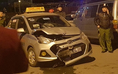 Xe máy nát bét đầu sau va chạm với taxi, một người thiệt mạng